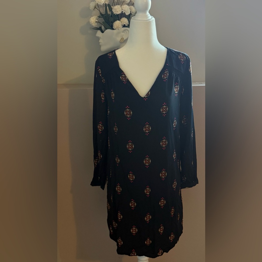 Old Navy Women’s Small Black Long Sleeve‎ Mini Dress with Red Pattern